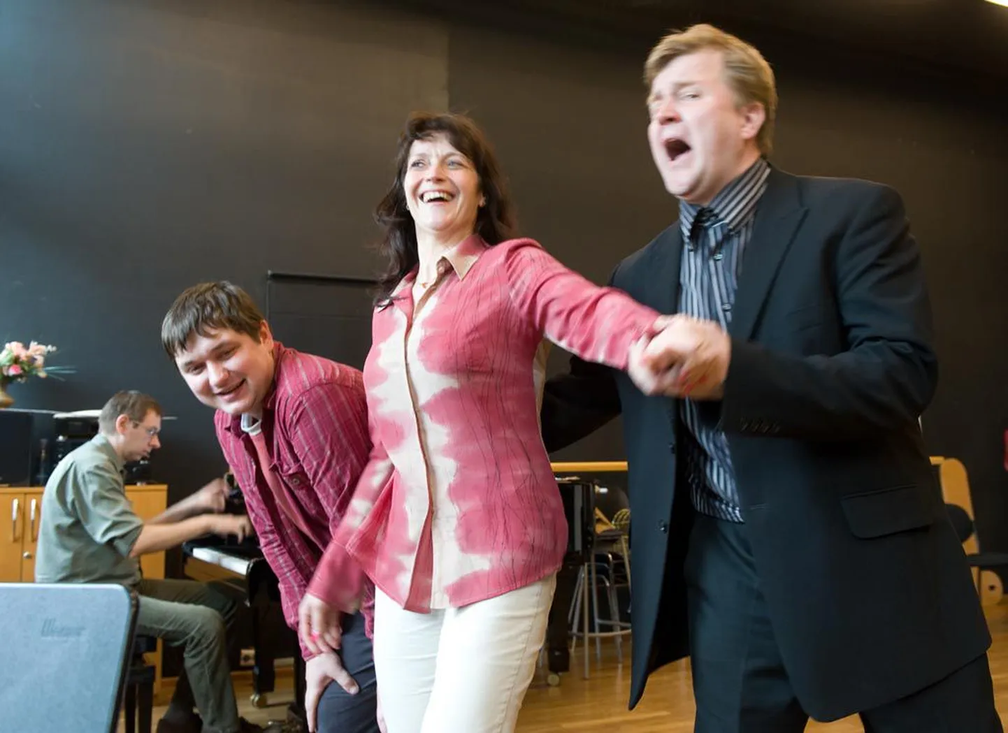 Operetipärleid esitavad Urmas Põldma (punases), Margit Saulep ja Alar Haak.