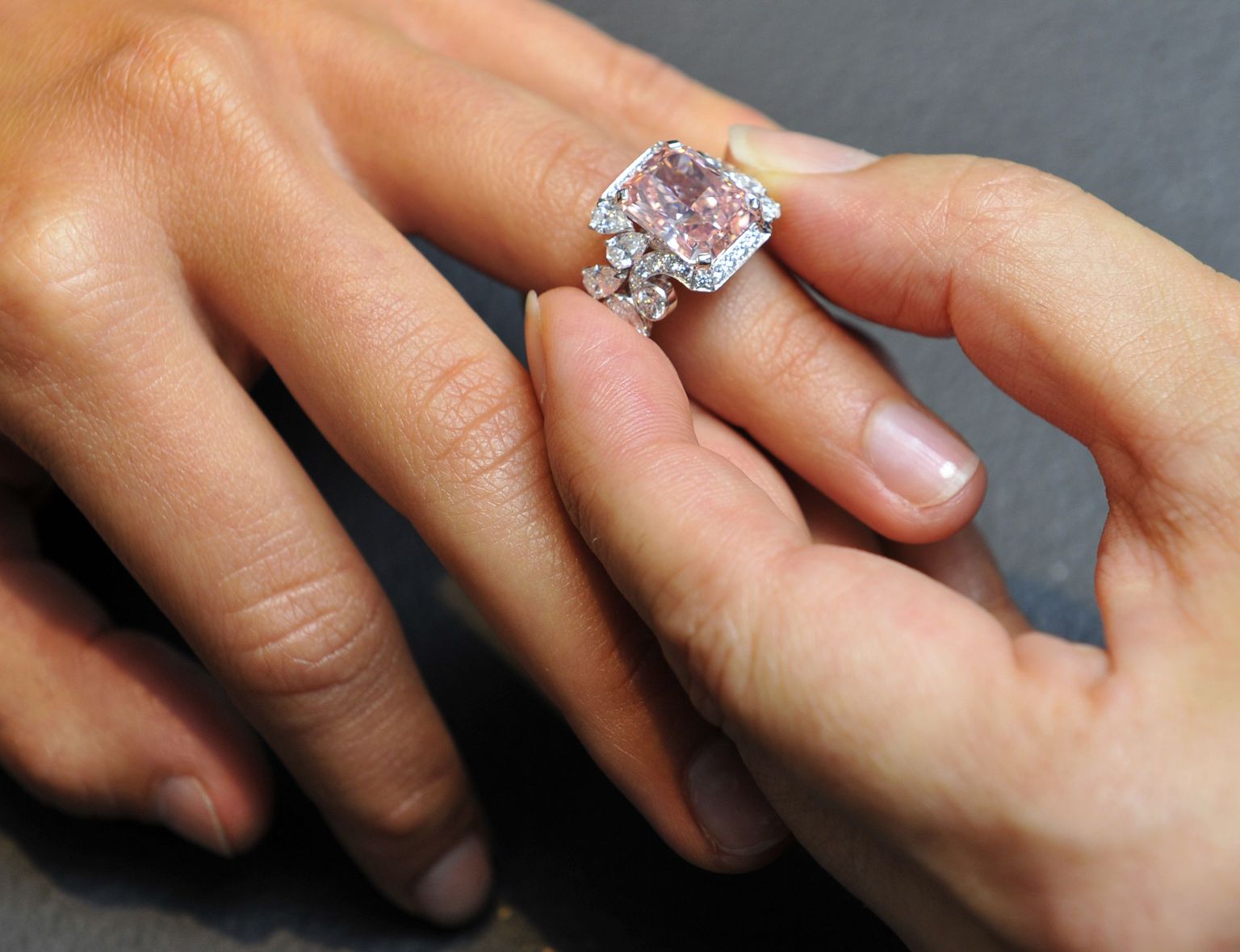 Кольцо с розовым бриллиантом на руке