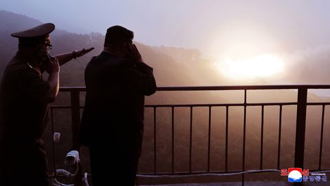 Severna Koreja preizkusila nov motor za medcelinske rakete