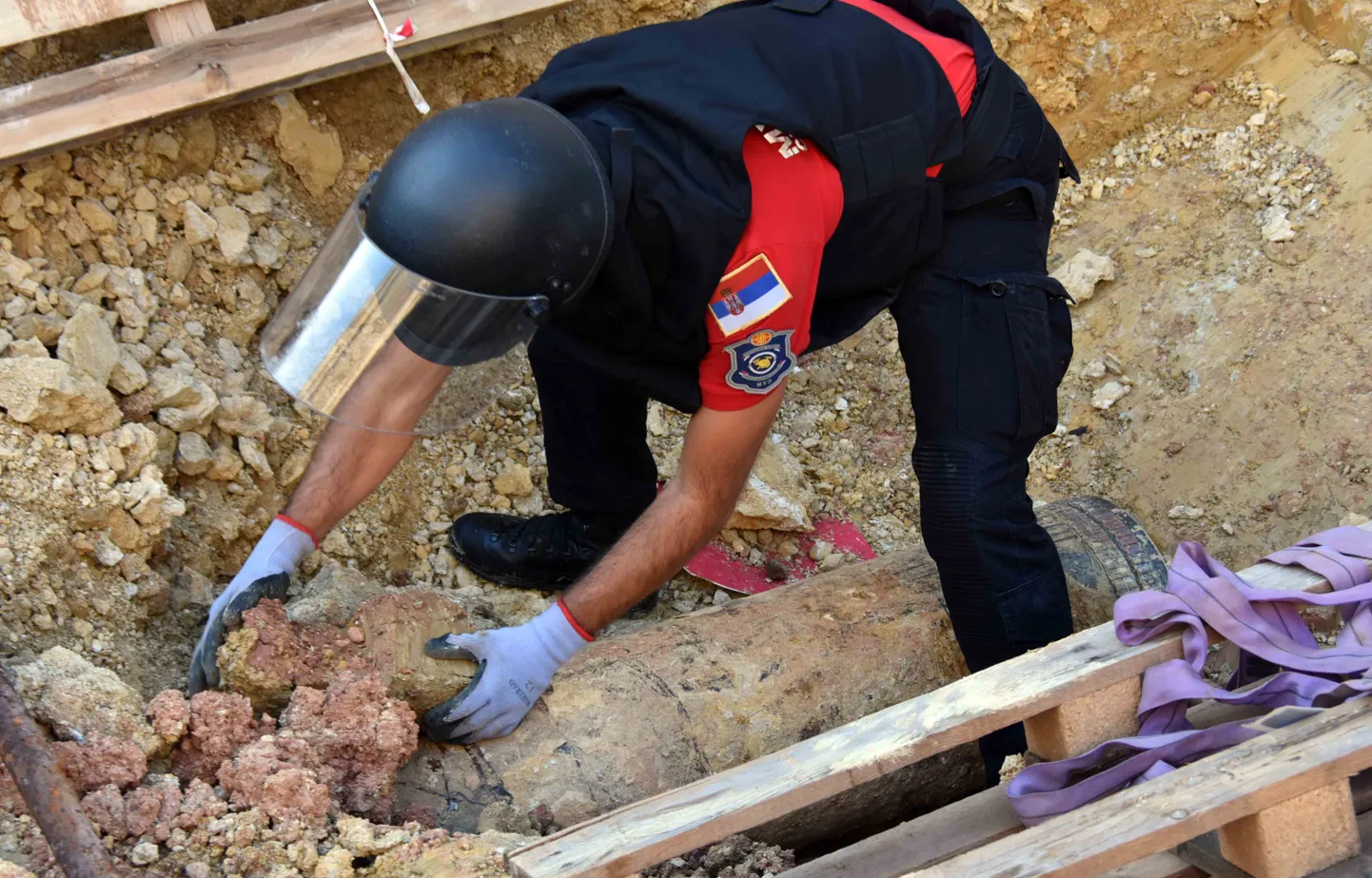 Serbia demineerija tegutsemas Belgradis leitud esimese maailmasõja aegse ligi 300-kilose haubitsamürsu juures.