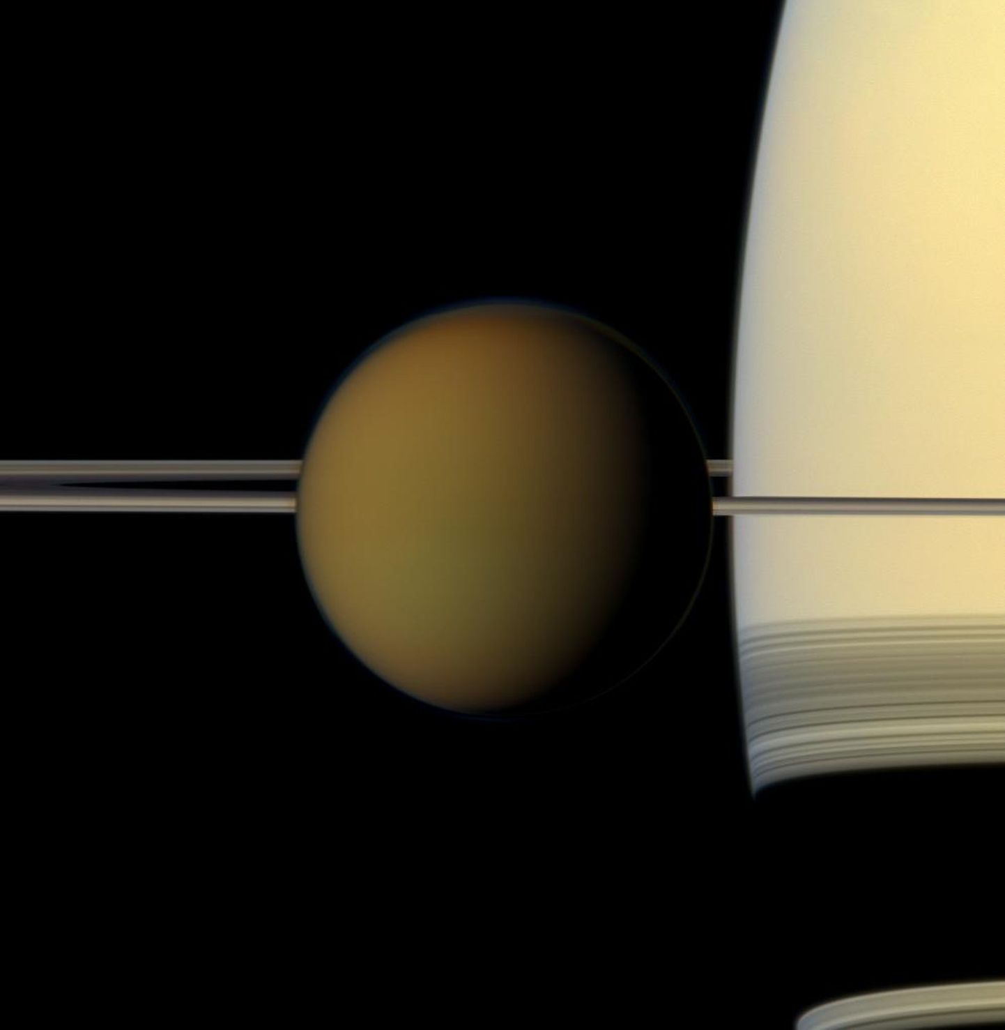 NASA Cassini kosmosealuse foto Titanist Saturni ja selle kuulsate rõngaste taustal.