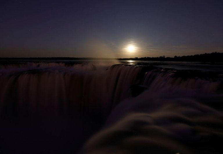Луна восходит над водопадами на реке Игуасу (Аргентина)