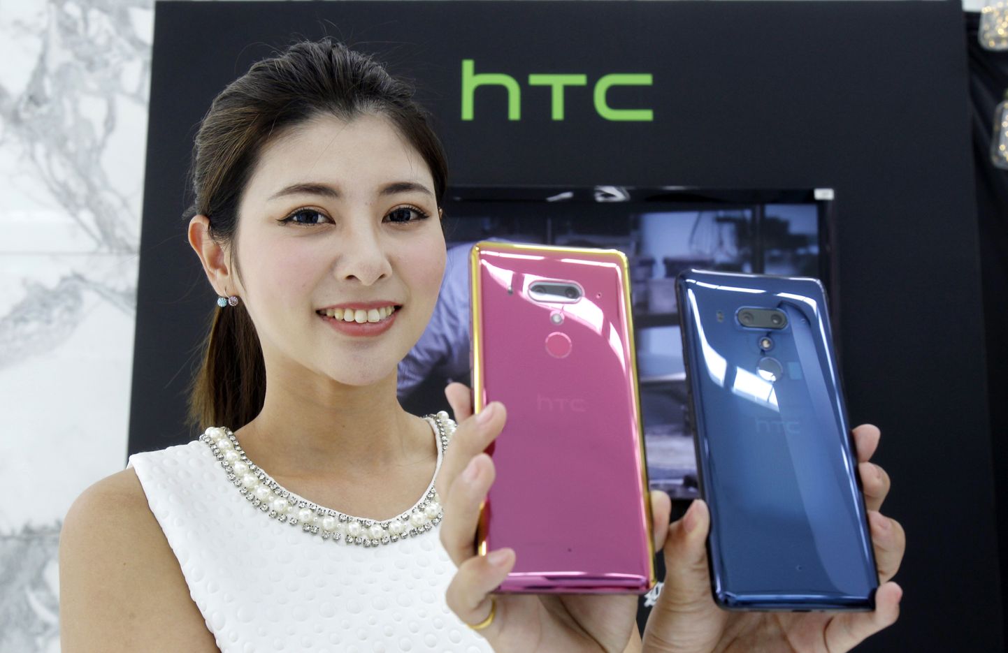 Modell demonstreerib HTC U12+ nutitelefone Taipeis.