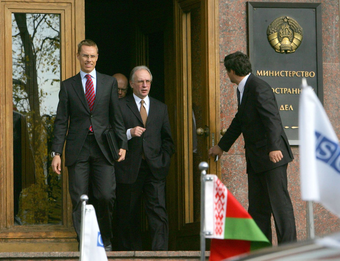 OSCE juht Alexander Stubb (vasakul) ja Valgevene välisminister Sergei Martinov täna Minskis.