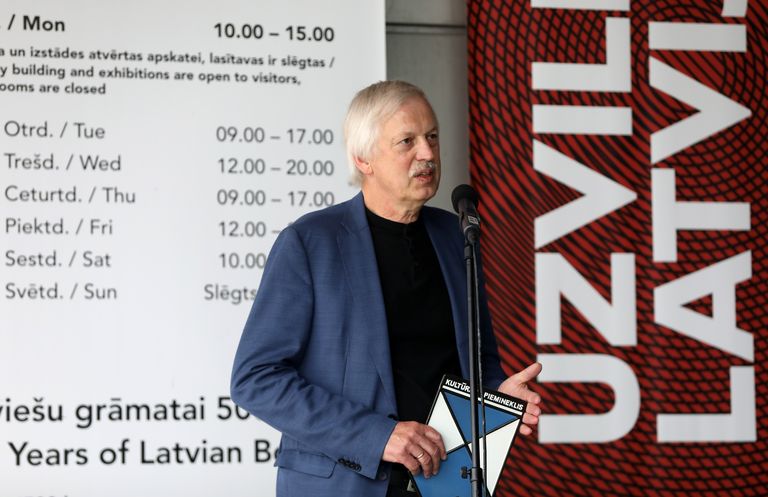 Nacionālās kultūras mantojuma pārvaldes vadītājs Juris Dambis piedalās pasākumā, kurā Latvijas Nacionālās bibliotēkas 104. dzimšanas dienā pie bibliotēkas ēkas fasādes piestiprina valsts aizsargājama kultūras pieminekļa zīmi.