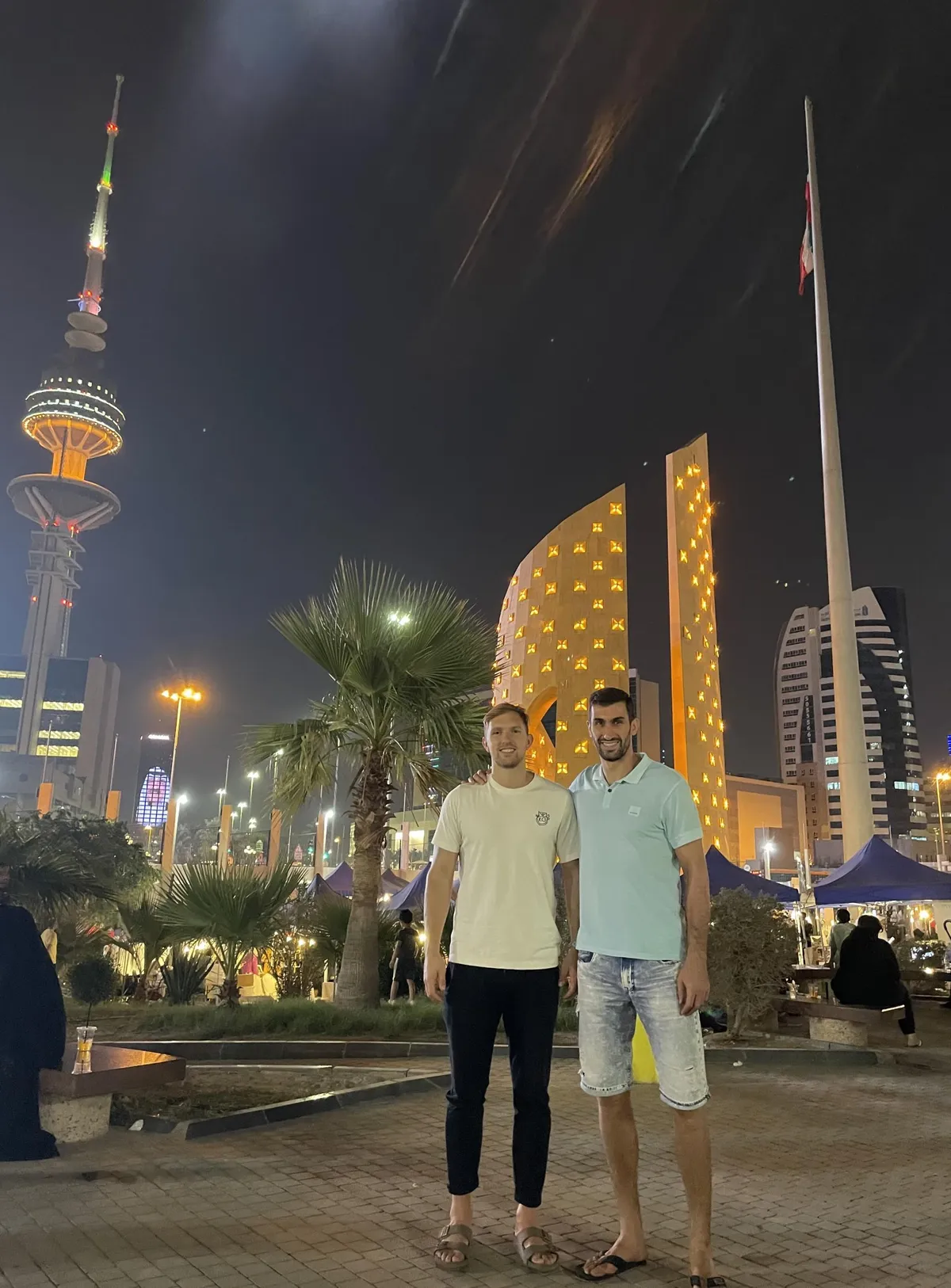 Viljandist pärit Karl Toom (vasakul) mängib sel hooajal Kuveidi pealinnas Al-Kuwaytis sealse klubi Al Sulaibikhat eest. Fotol on ta koos Austria koondislasest klubikaaslase Janko Božovićiga.