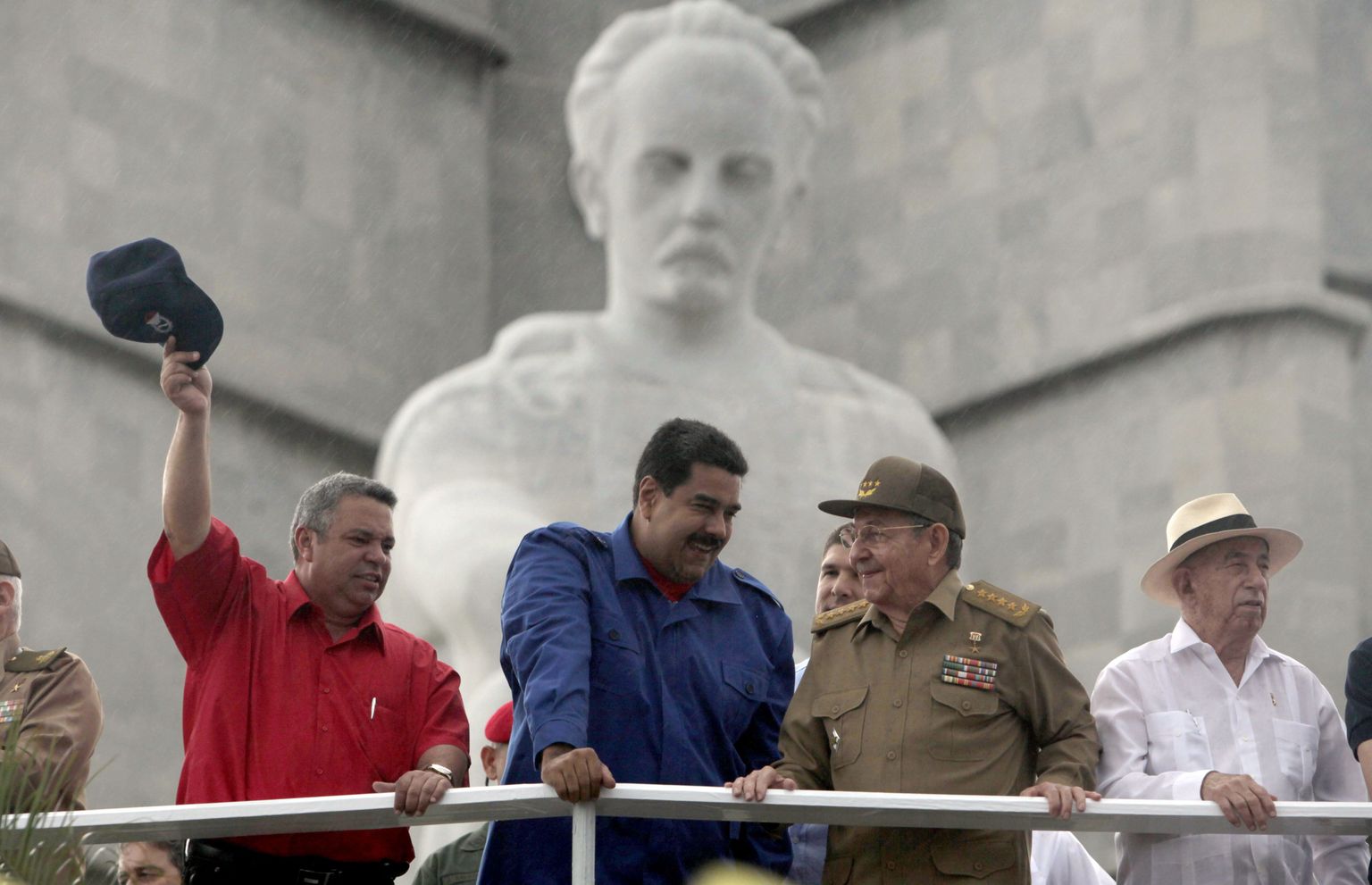 Nicolas Maduro ja Raul Castro 1. mai paraadil.