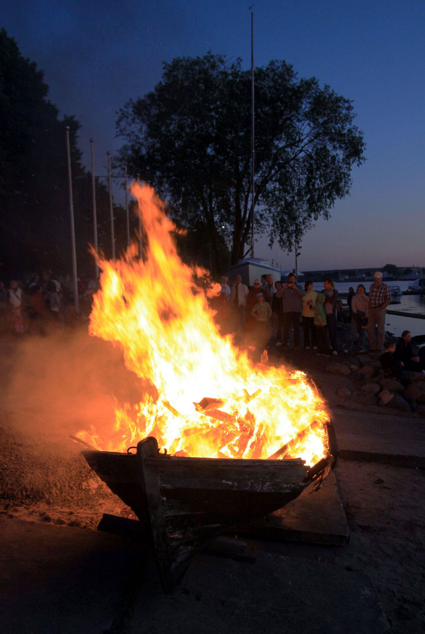 Paadi põletamine mullu jaanilaupäeval Pärnu jahtklubi ees.
