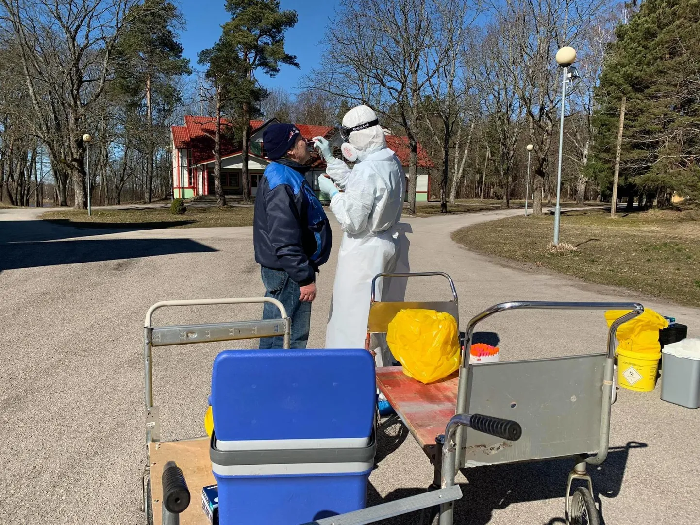 Tammiste hooldekodu õuel tehakse teine laustestimine.