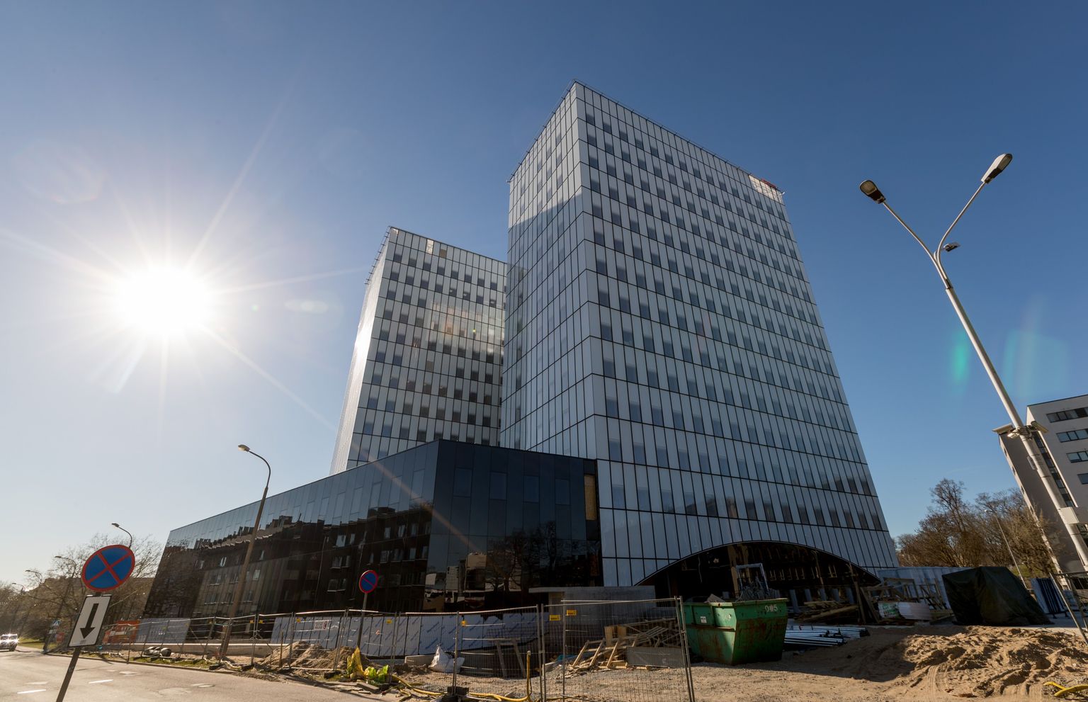 Superministeeriumi hoone Tallinnas Suur-Ameerika 1. Haridusministeerium tahab sinna ühte korrust, kus hakkaks töötama 30–40 ametnikku Tartust ja Tallinnast.
