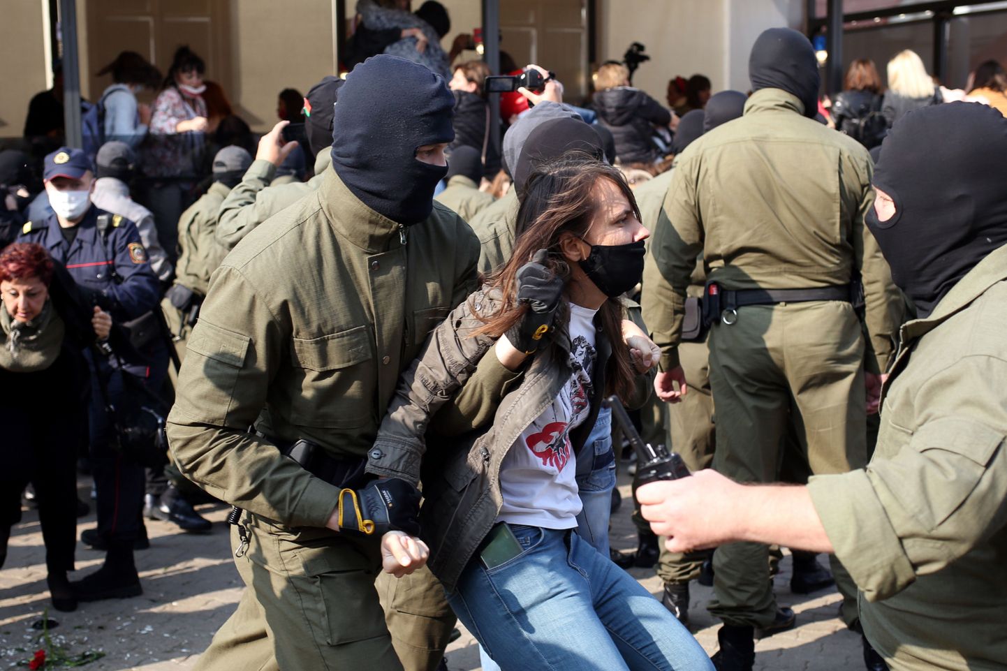 Märulimiilits 12. septembril Minskis naiste protestiüritusel osalejaid kinni võtmas.