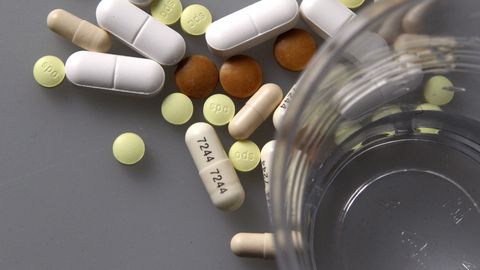 С 1 января эффективные лекарства от кашля и обезболивающие таблетки станут рецептурными