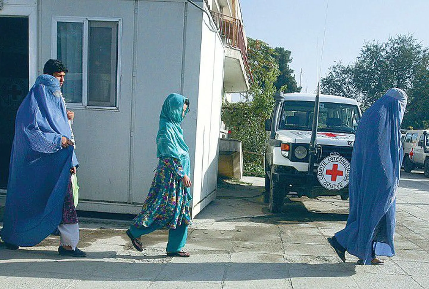 Bagrami vangide sugulased Punase Risti kontori juures Kabulis. Tänavu augustis lubas USA Punase Risti vahendusel esimest korda selles kinnipidamisasutuses pereliikmete külastusi.