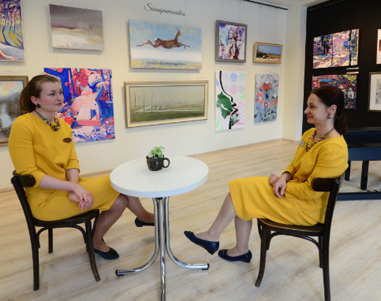 E-Kunstisalongi galerist Airi Kaasik (vasakul) ja juhataja Daisi Kahur istusid korraks uue väljapaneku juurde asetatud laua taha.