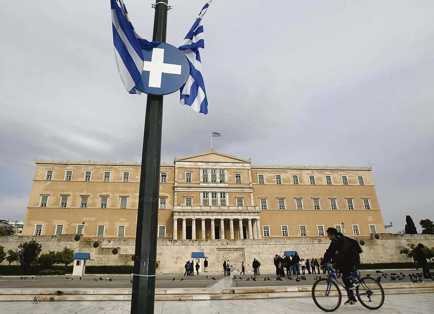 Kreeka parlament peab veelgi rahval püksirihma pingutama, sest Euroopa Keskpank hoiatas, et riigile antav abi ei ole põhjatu. Kreeka võlgu korstnasse kirjutada samuti ei soovita, need tuleb hellenitel ära õiendada.