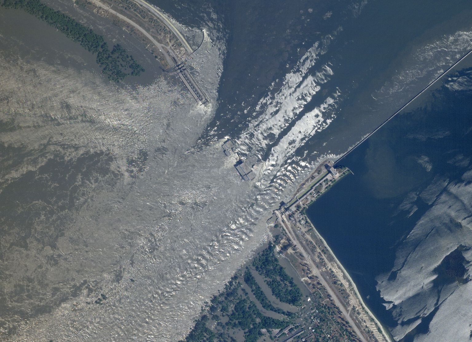 Planet Labs PBC satelliidifoto Ukraina Dnepri jõe Kahhovka tammist, mis ööl vastu 6. juunit 2023 plahvatuses purunes