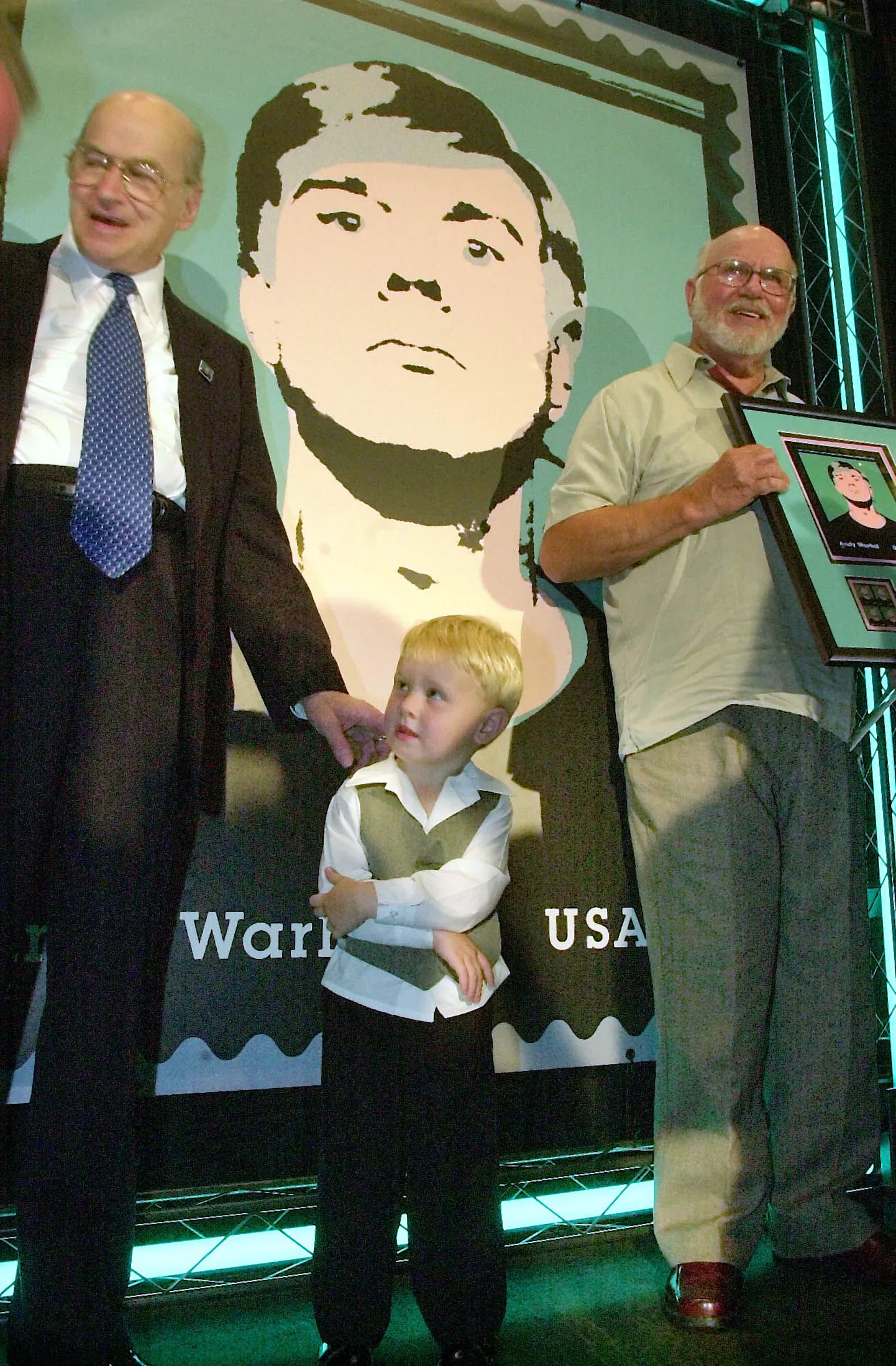 Popkunstnik Andy Warholi vanemad vennad John Warhola (vasakul) ja Paul Warhola ning John Warhola lapselaps Matthew Warhola