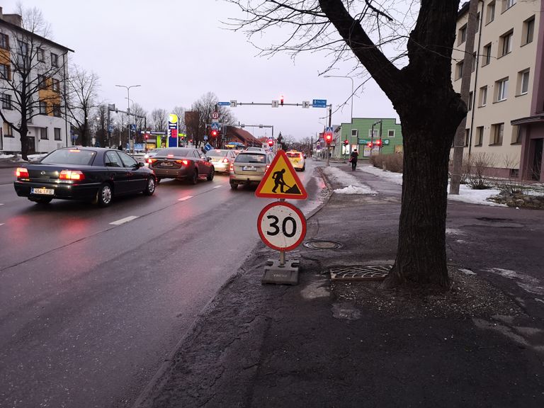 Tallinna maantee ja Jannseni tänava ristmikule tekkinud auk ümbritseti ohutuspiiretega.