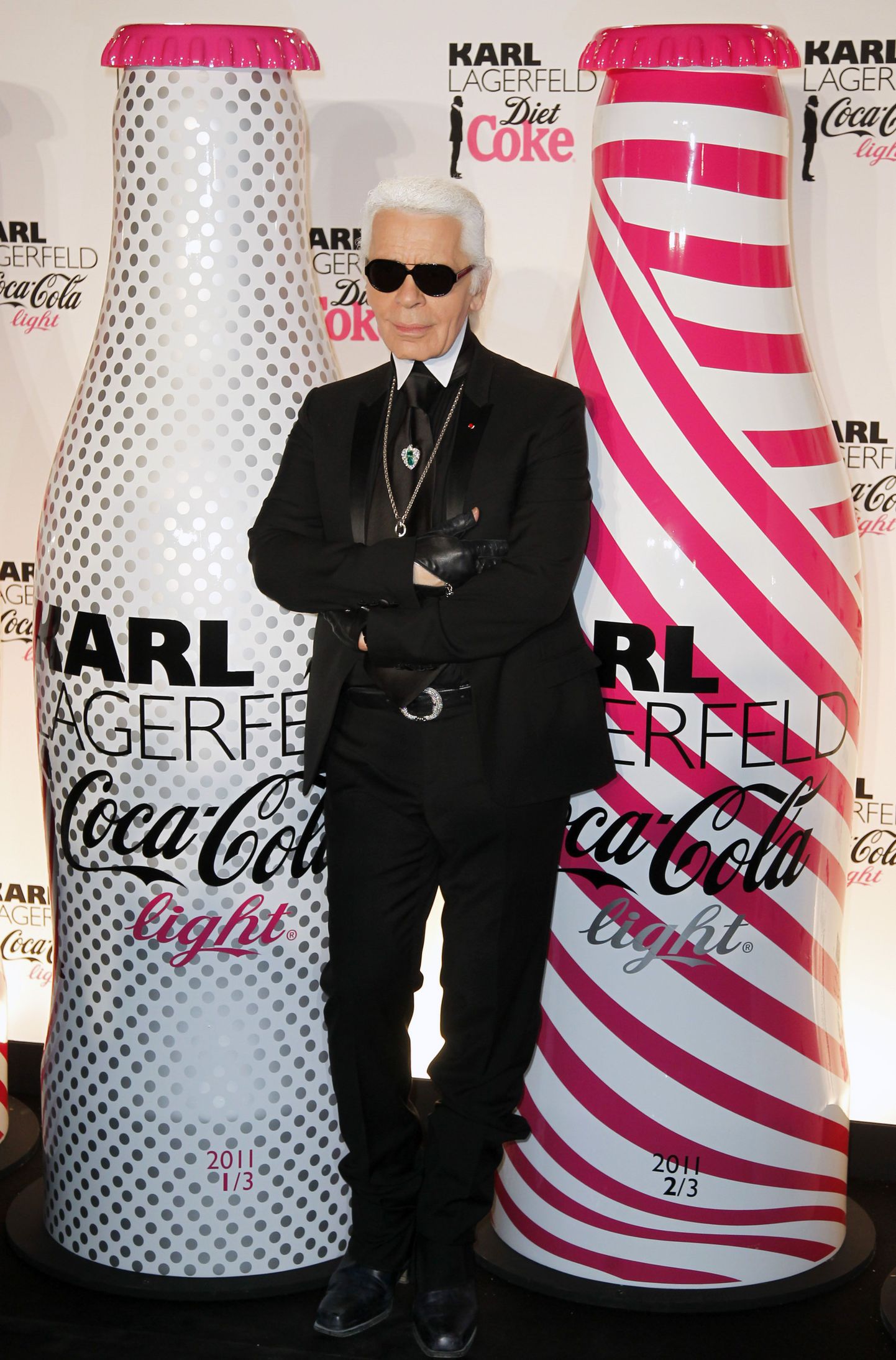Karl Lagerfeld tutvustamas tema disainitud pudeleid