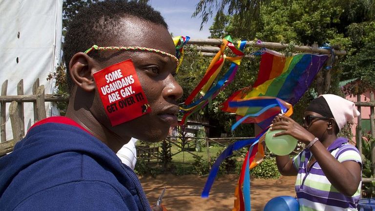 "Некоторые угандийцы - геи. Смирись с этим" - написано на стикере. В 2015 году активисты в Уганде провели гей-парад в честь годовщины отмены закона, вводившего пожизненное заключение за гомосексуальные связи