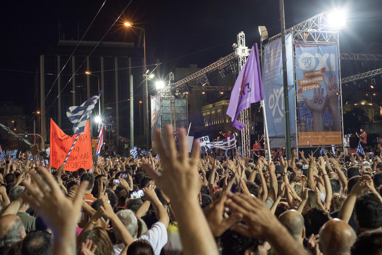 «Ei» pooldajate meeleavaldus Kreeka parlamendi ees 3. juulil 2015 enne Kreeka võlakriisi lahendamiseks korraldatud rahvahääletust. Kuigi Kreeka rahvas lükkas ülekaalukalt pakutud tingimused tagasi, sõlmis Kreeka valitsus ikkagi võlausaldajatega kokkuleppe.