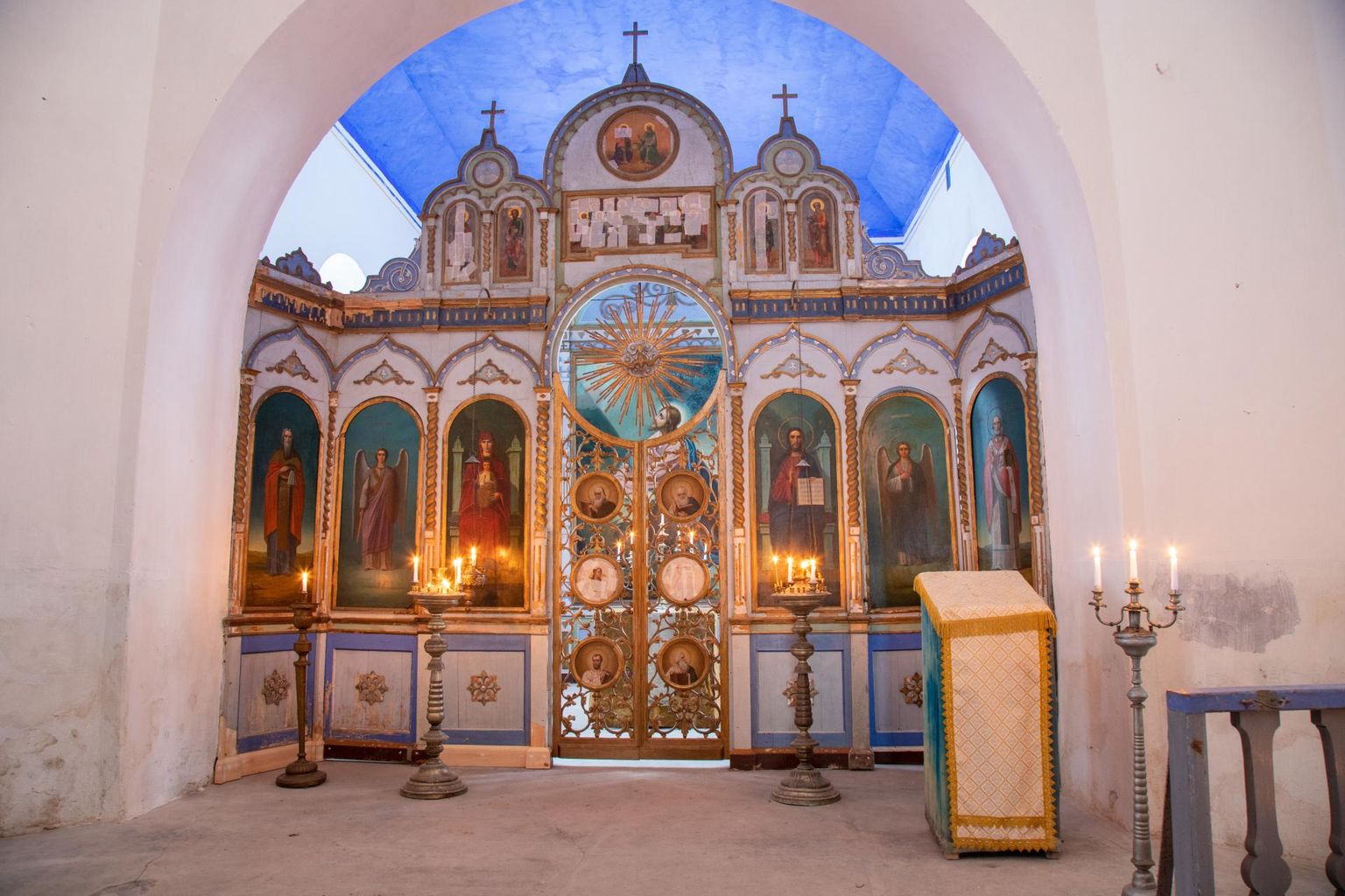 Kolga-Jaani lähedal paikneva Lalsi kiriku ikonostaasi puitraam on täielikult renoveeritud ning ikoonid oma kohtadel tagasi. Osal ikoonidel on niiskuskahjustused ja nendega on plaanis tööd jätkata suvel. Praegu on värv paberitega kinnitatud.