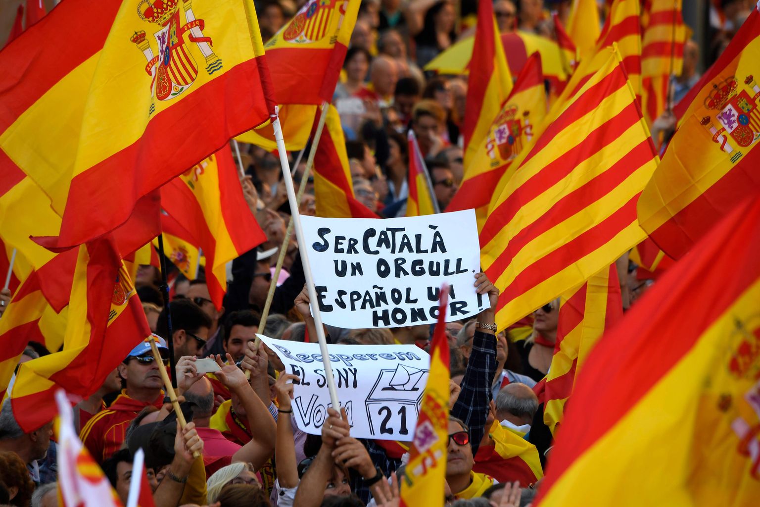 «Katalaan olla on uhke, hispaanlane olla on au,» oli kirjas plakatil, mida kandsid Hispaania ühtsuse toetajad eilsel meeleavaldusel Barcelonas.