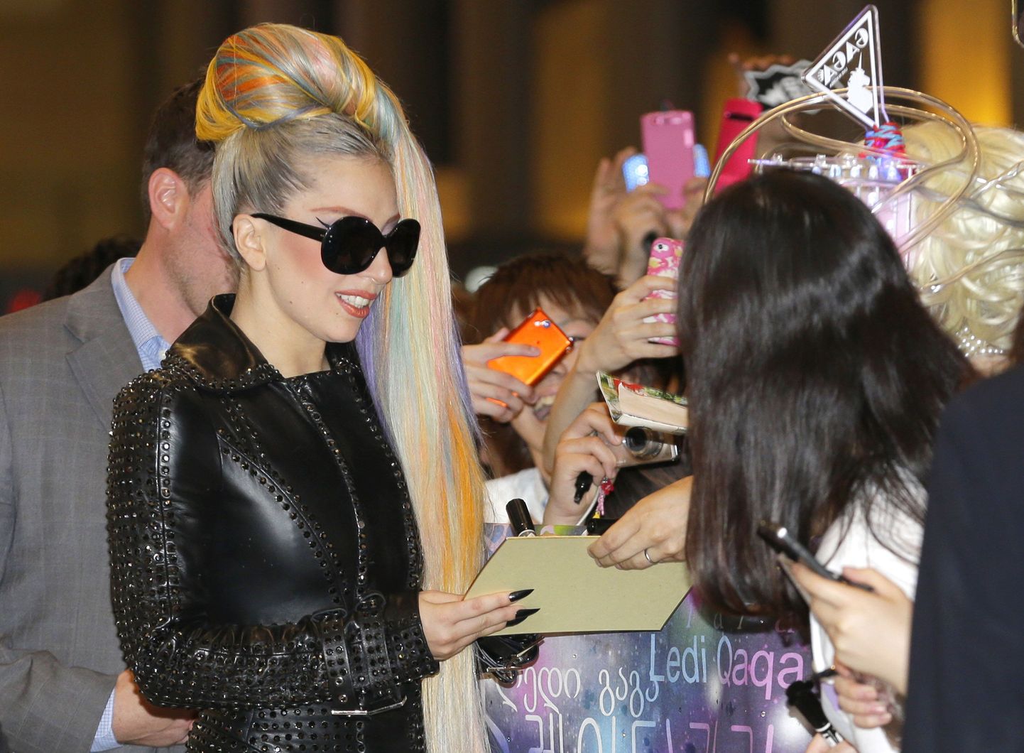 Lady Gaga eile andmas autogramme Narita lennujaamas Jaapanis.