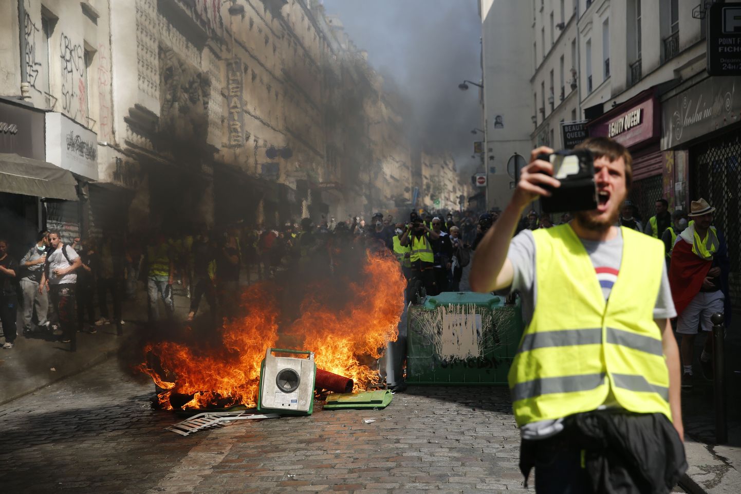 Laupäeval põlesid Pariisi tänavail kollavestidest meeleavaldajate süüdatud lõkked.
