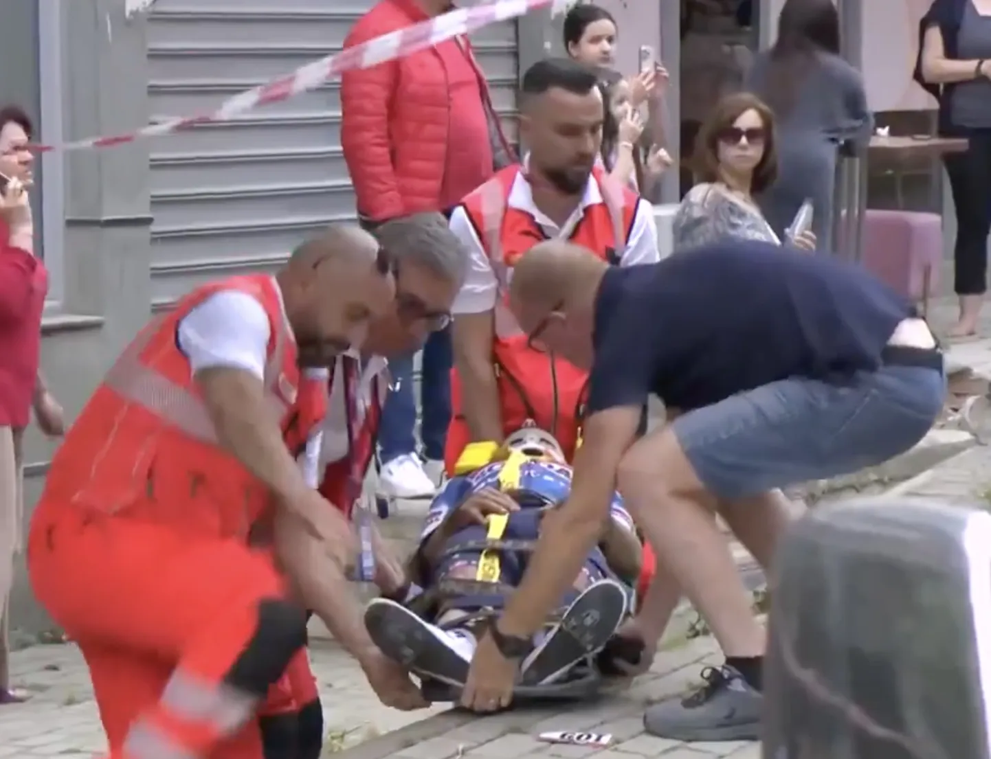 Giro d'Italia avaetapil raskelt kukkunud Mikel Landa kanderaamil.