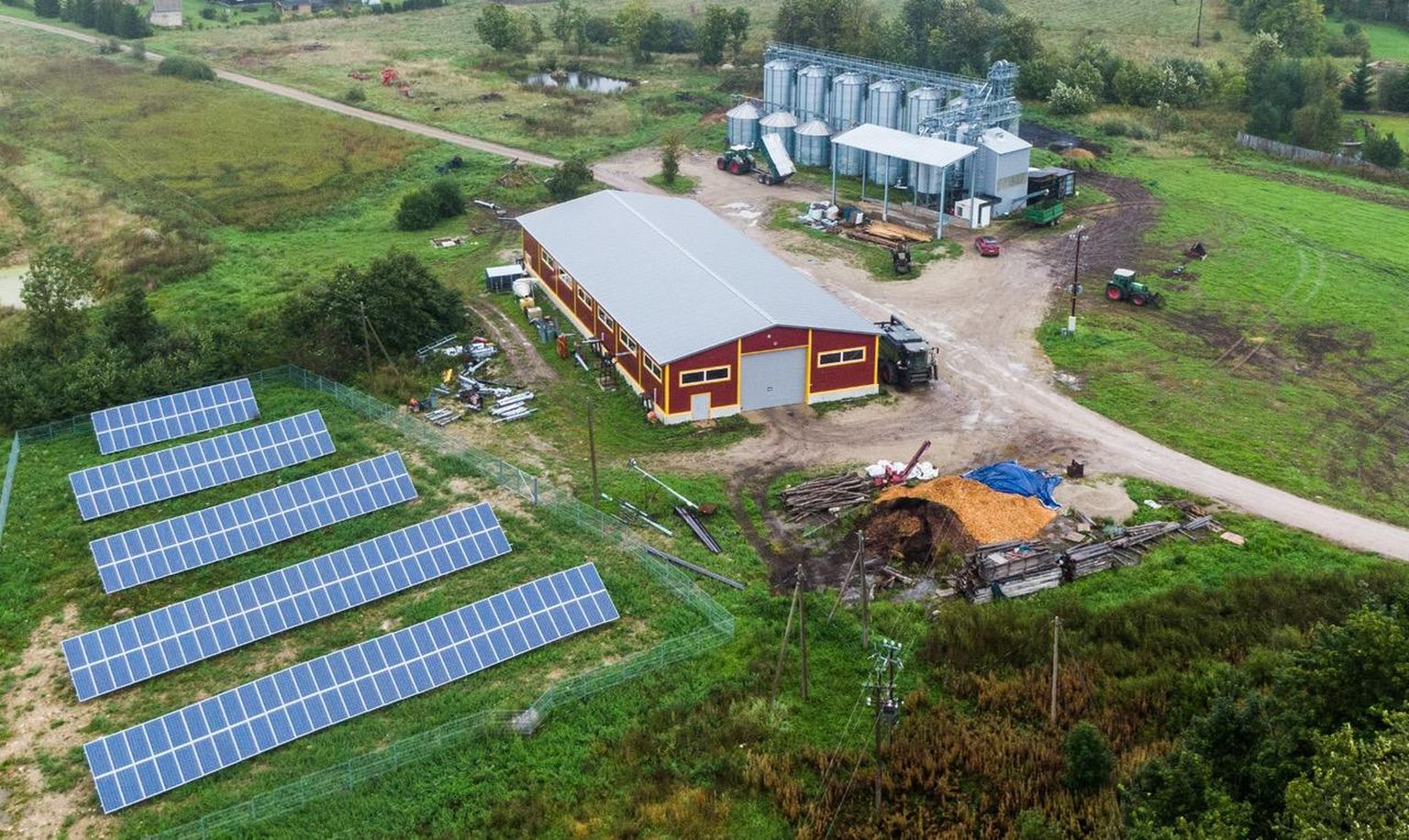 Tammejuure Mahetalu maapaigaldisena päikese­elektrijaama võimsus on 71,5 kW.
