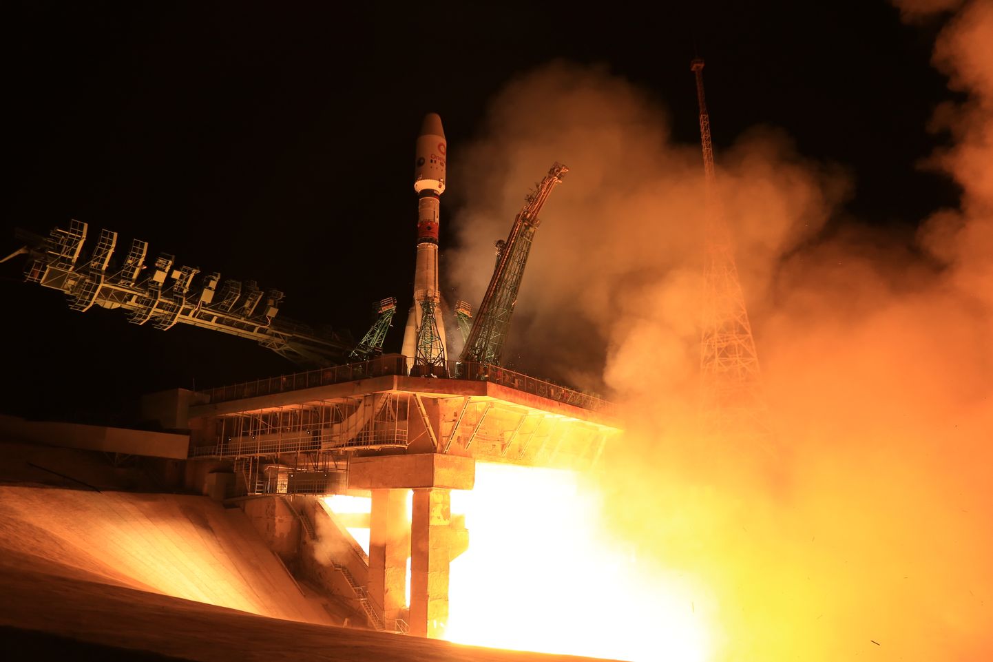 Kanderakett Sojuz Briti satelliitidega startimas Bajkongõri kosmodroomilt.