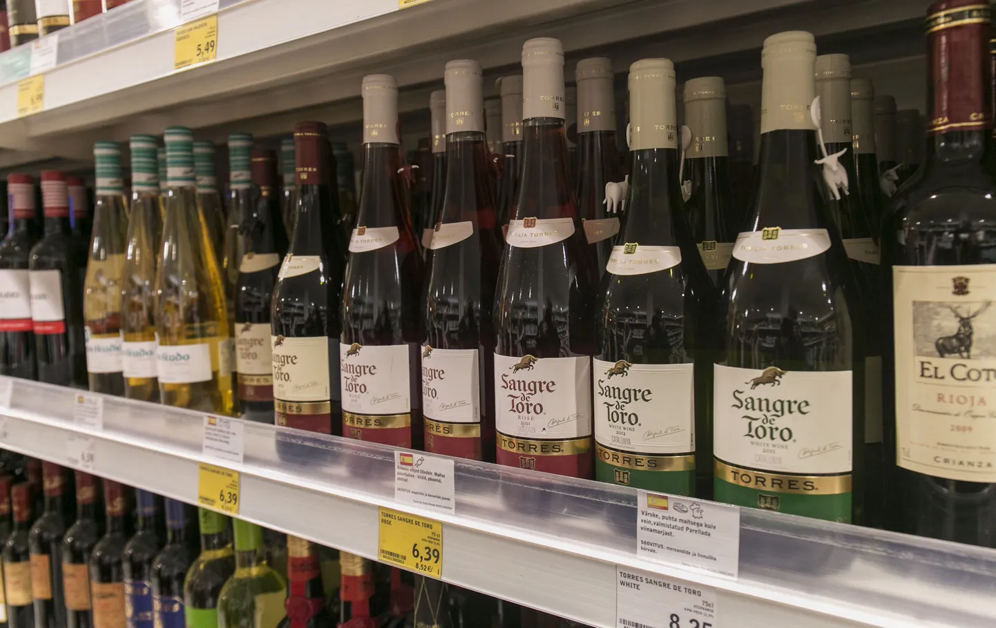 Veinivalik supermarketis.