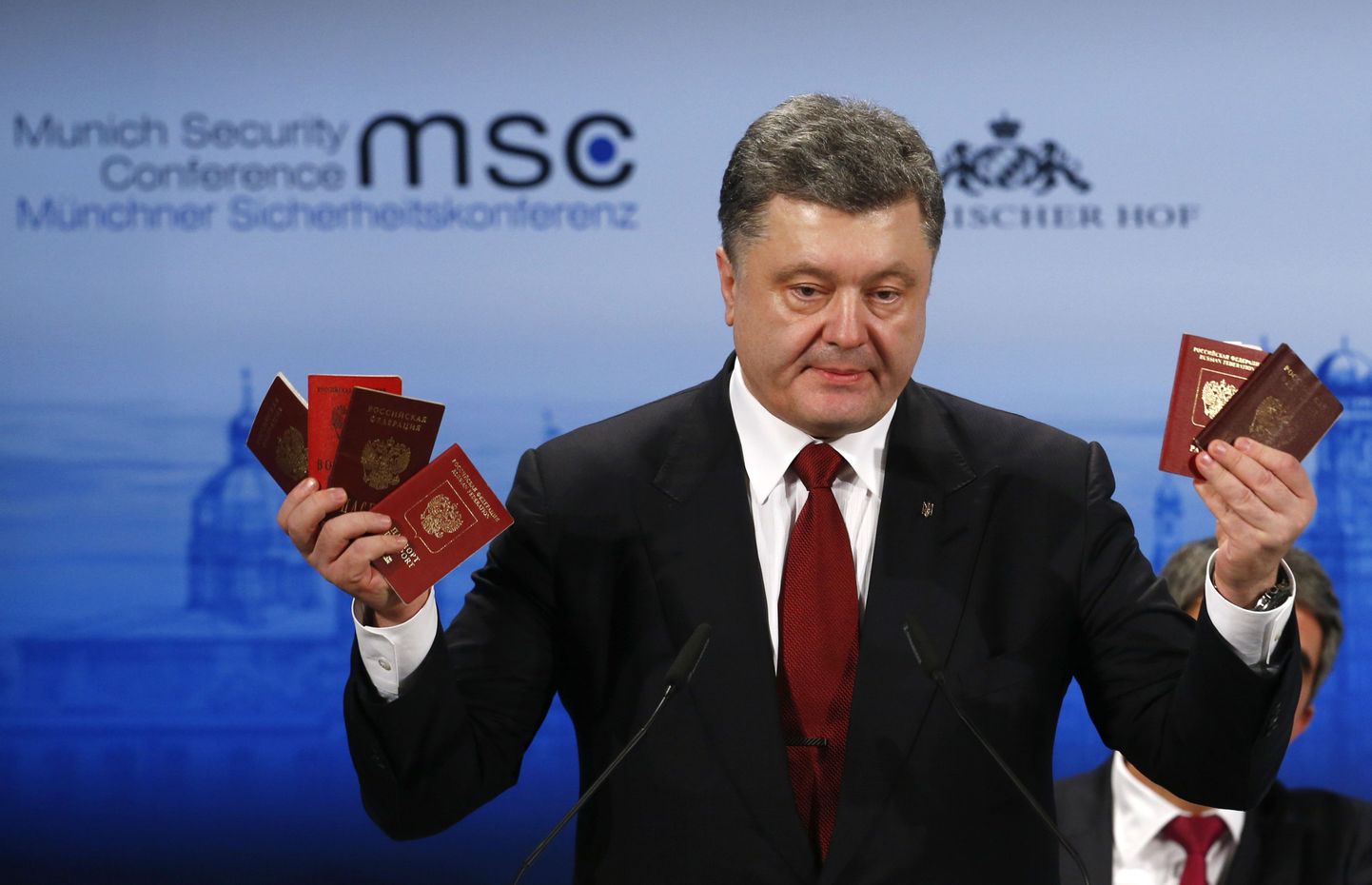 Ukraina president Petro Porošenko näitas eile Münchenis passe, mis kuuluvad tema sõnul Ukrainas sõdinud Vene sõduritele.