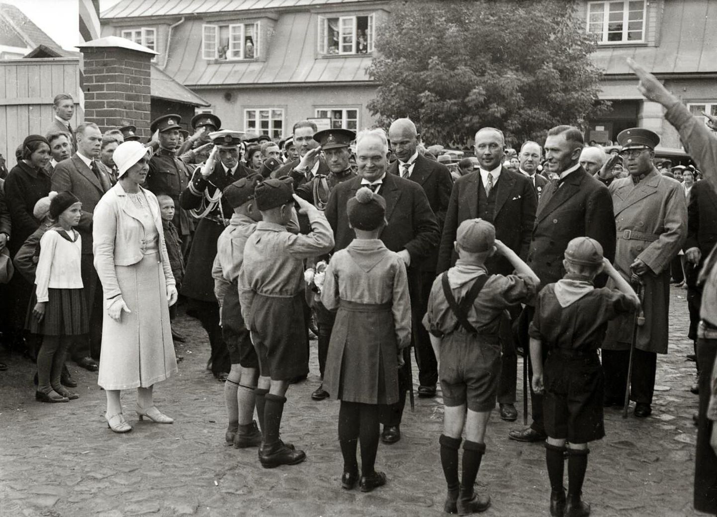 Kohalikud lapsed tervitavad 1934. aasta sügisel Viljandis riigivanem Konstantin Pätsi, kellele tagasihoidlik sündimus valmistas suurt muret.