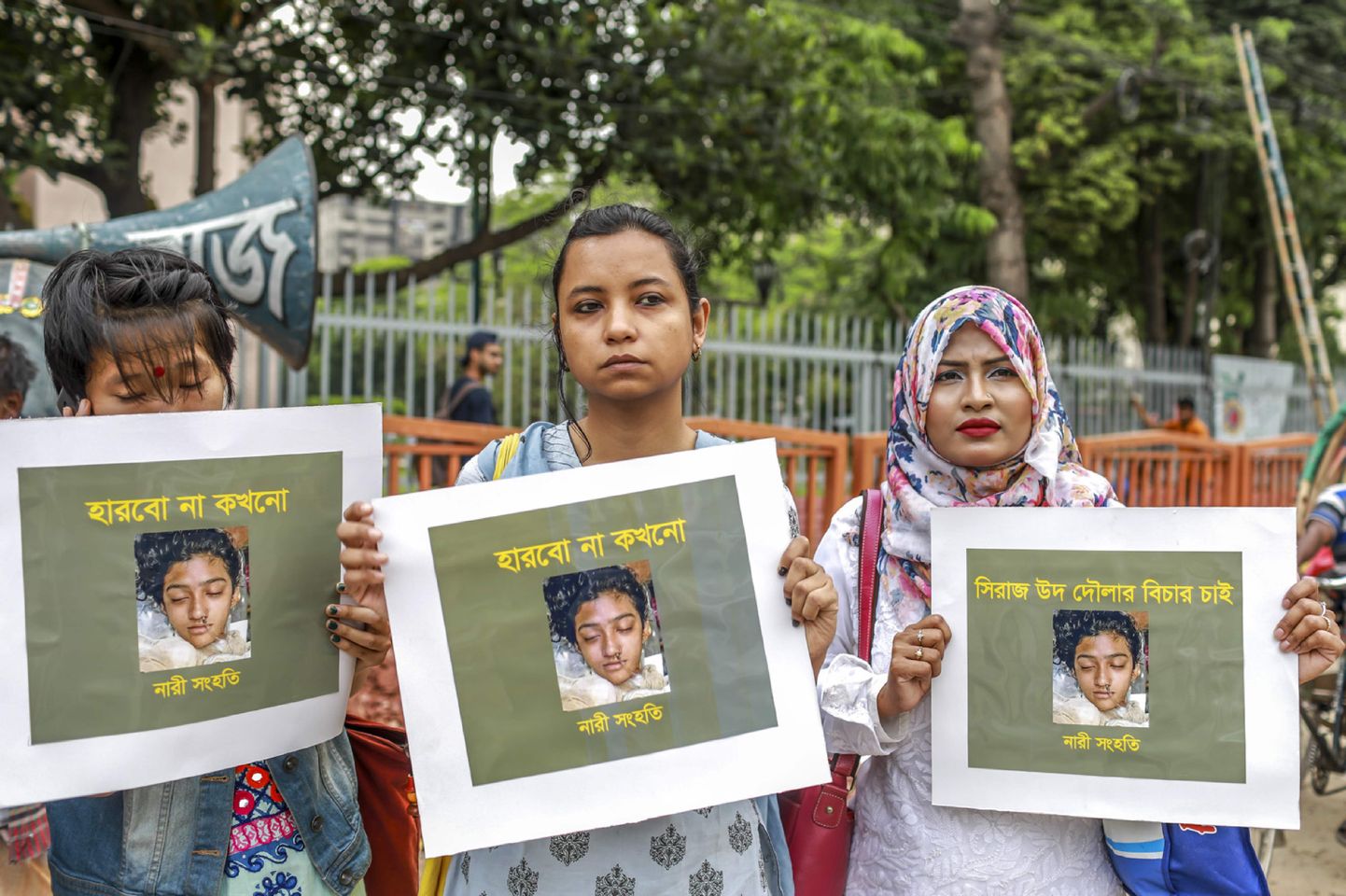 Суд в Бангладеш приговорил к смерти 16 человек за сожжение заживо студентки.