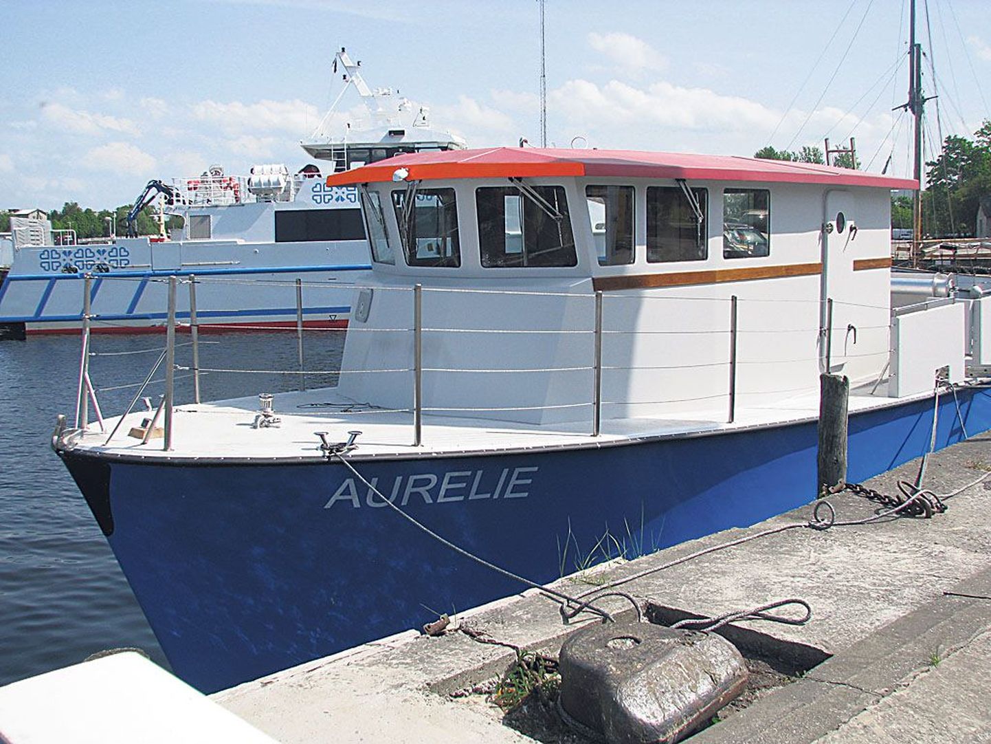 Pärnus lasti eile vette mereinstituudi uus uurimislaev Aurelie.