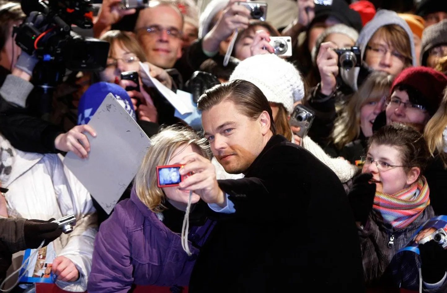 Staar ja tema fännid: Leonardo DiCaprio, kes mängib Martin Scorsese filmis «Suletud saar» peaosa, suhtleb Berliinis oma austajatega.