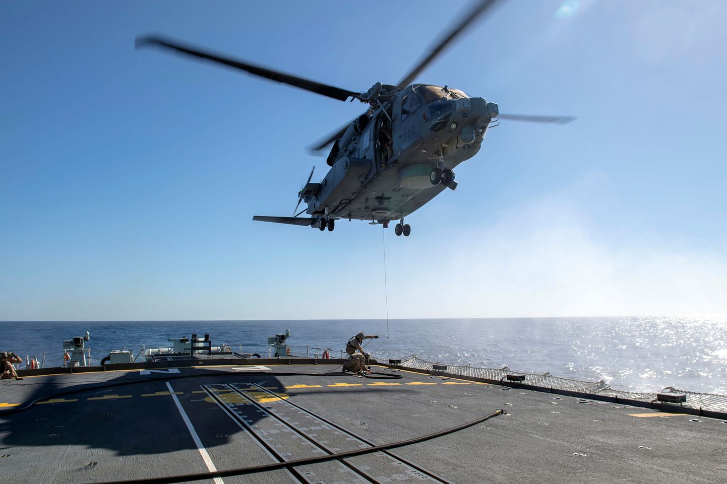 Kanada relvajõudude kaprali Simon Arcandi foto HMCS Frederictoni pardalt helikopterist CH-148 Cyclone 15. veebruar 2020.