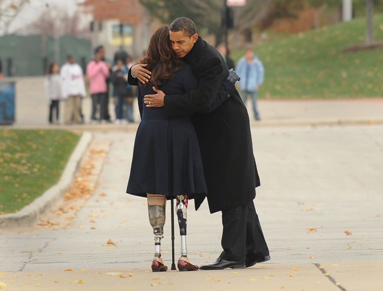 USA president Barack Obama kallistamas 2008. aastal sõjaveteran Tammy Duckworthi