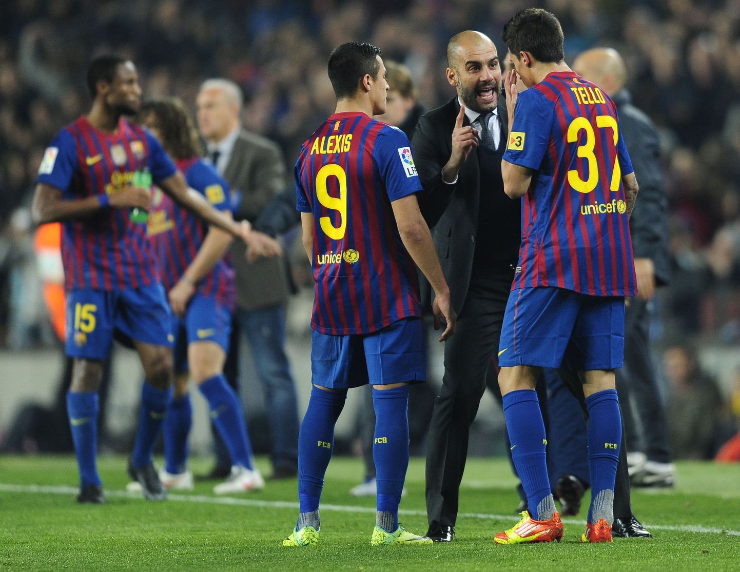 FC Barcelona peatreener Pep Guardiola hoolealustele juhendeid jagamas.