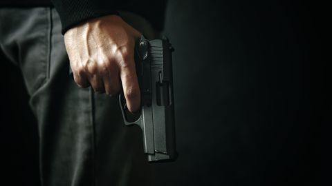 Alūksnē vīrietis bērnu klātbūtnē draudējis dzīvesbiedrei ar ieroci