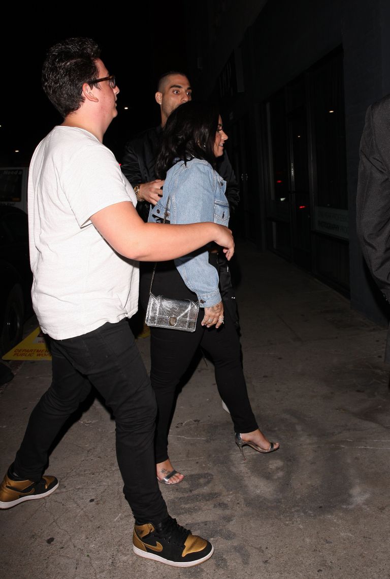 Demi Lovato mõned päevad enne üledoosi koos sõpradega ööklubist lahkumas.