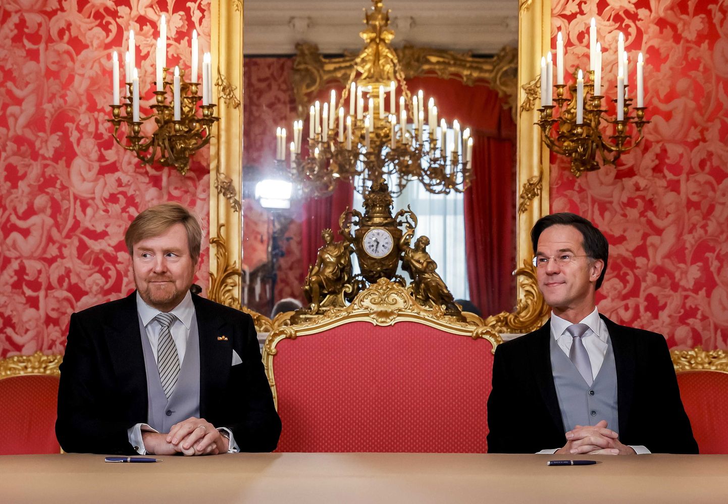 Hollandi kuningas Willem-Alexander (vasakul) ja peaminister Mark Rutte (paremal).