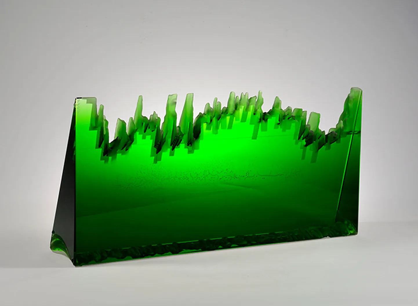 Ivo Lill. Objekt «Roheline muru». 2013. Monoliitklaas, liimimine, lihvimine, lõikamine, liivsöövitus.