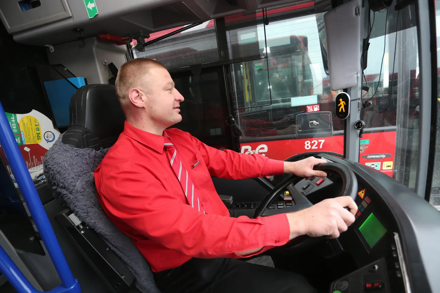 Bussijuht Ergo Korbits on uut hoiatussüsteemi katsetanud kaks nädalat ja leiab, et pimenurka jäävate kaasliiklejate tuvastamisel on sellest kindlasti abi. Nendest annab märku helialarm ja ka ere inimfiguur väikesel ekraanil.