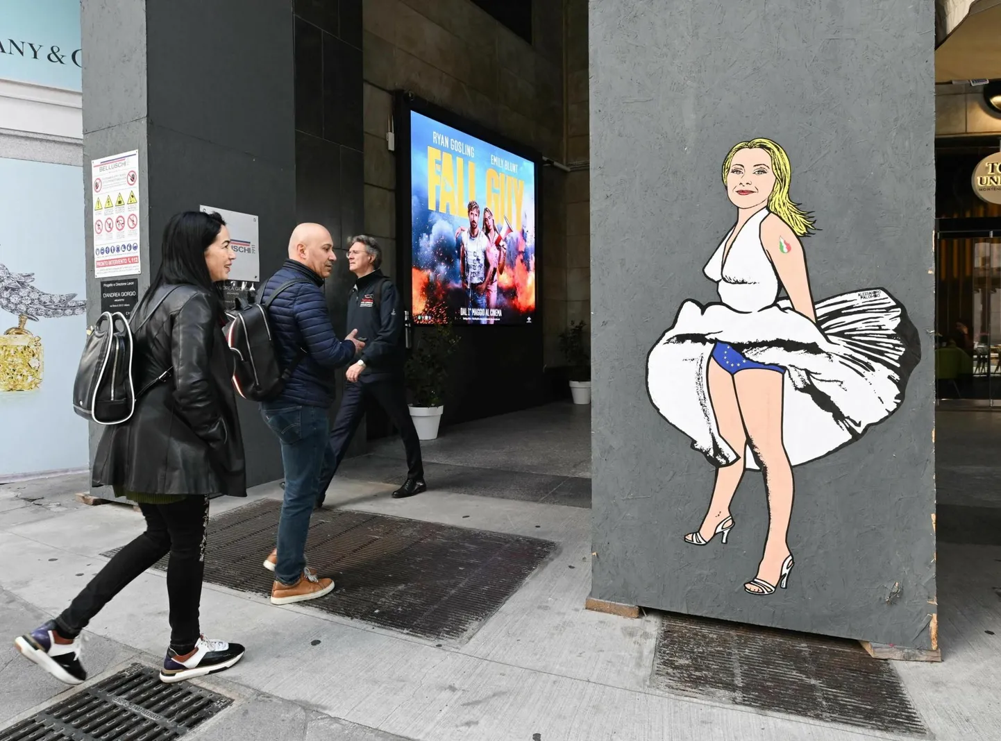 Päev pärast seda, kui Itaalia peaminister Giorgia Meloni teatas oma partei Itaalia Vennad esinumbrina Euroopa Parlamenti kandideerimisest, ilmus Milano tänavale kunstniku aleXsandro Palombo teos «Pop Giorgia», mis kujutab valitsusjuhti filmidiiva Marilyn Monroe kuulsas poosis.