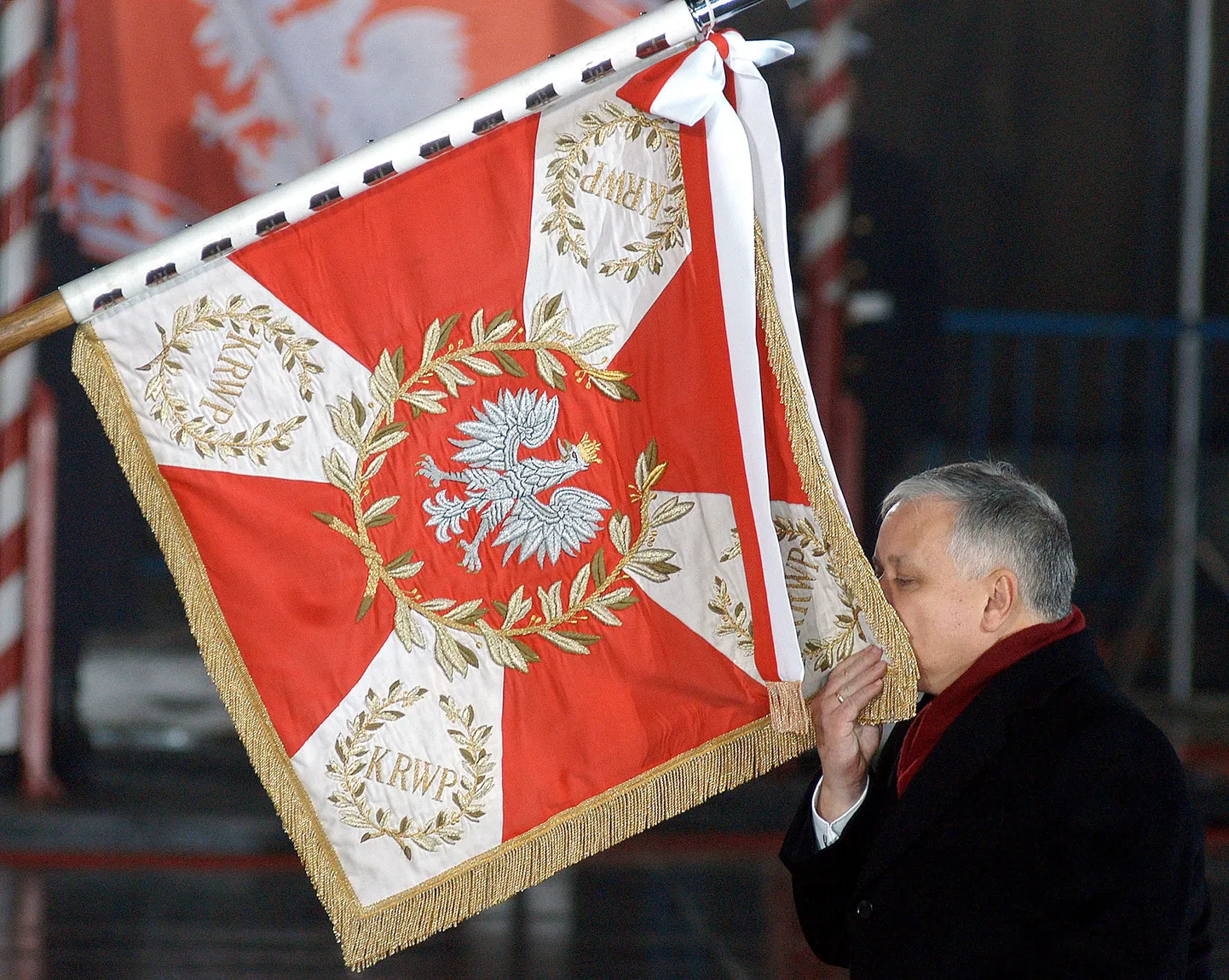 Poola president Lech Kaczyński suudlemas armee lippu.