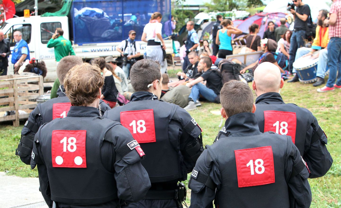 Politseinikud täna Frankfurtis Occupy-aktivistide laagri juures.