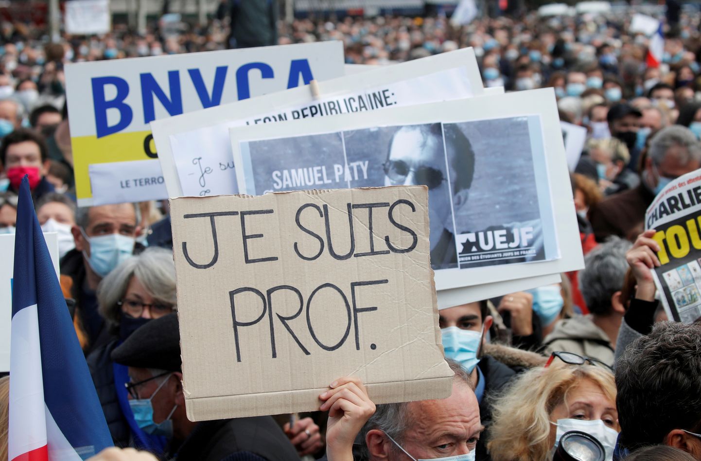 В Париже на акцию памяти убитого учителя вышли тысячи людей.